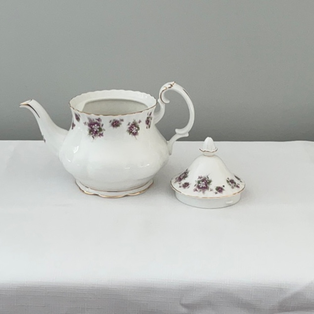 ROYAL ALBERT SWEET VIOLET 5 CUPS TEA POT. NWT - Picture 3 of 5